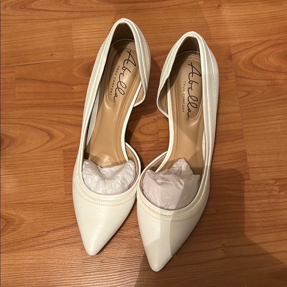 NWT Abella White Heels Sophisticated Minimalist Design